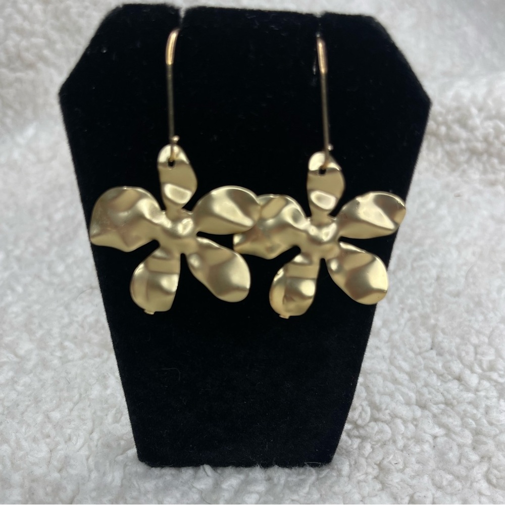 Holden flower dangle